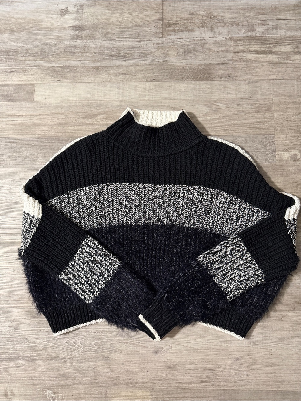 Women’s Free People sweater 🖤🤍